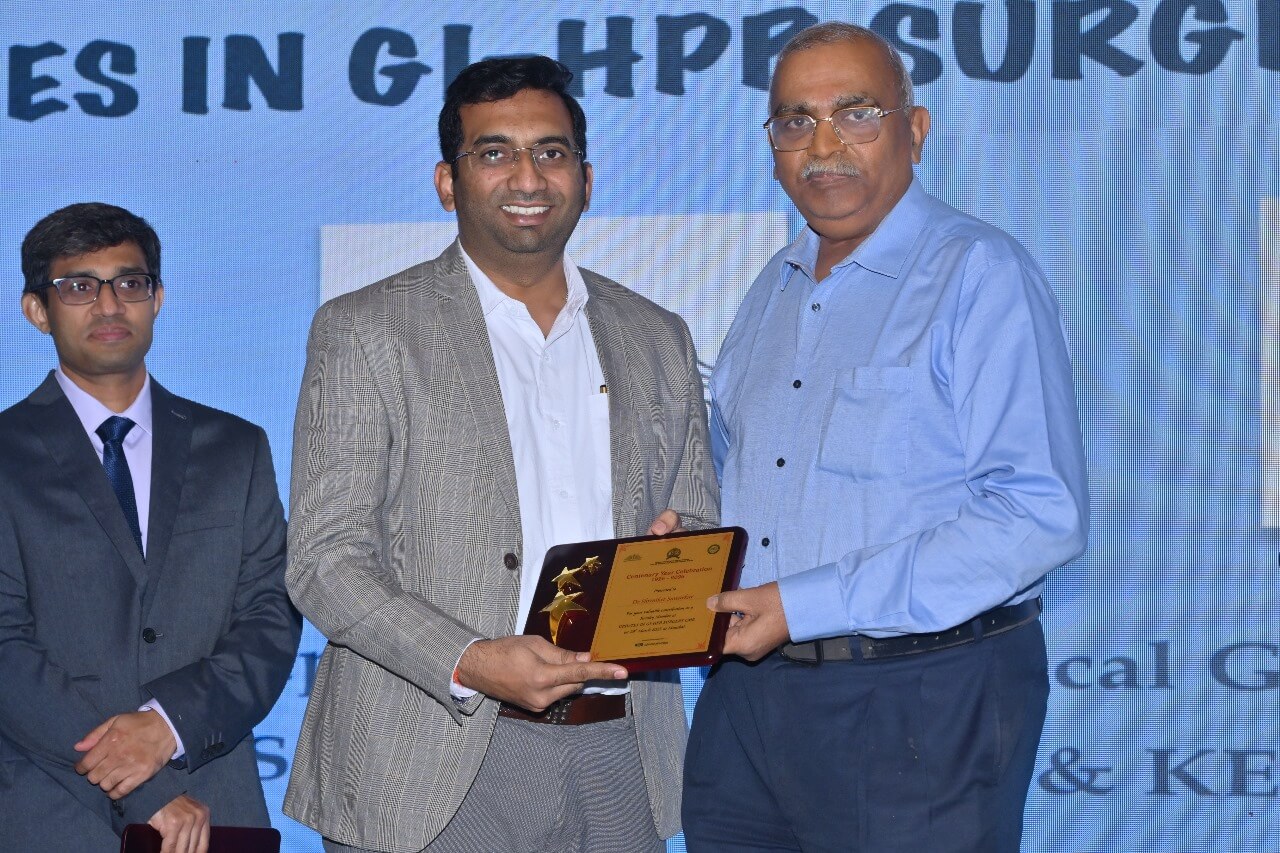 Dr. Shriniket Sawarkar receiving professional recognition award for surgical excellence